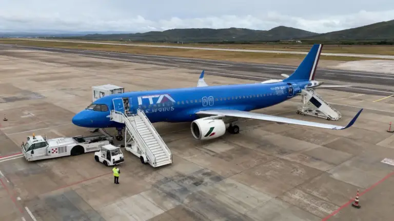 Aereo ITA Airways parcheggiato sulla pista di un aeroporto in Sardegna