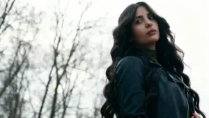 Persona con giacca invernale scura in un ambiente boscoso durante l'inverno