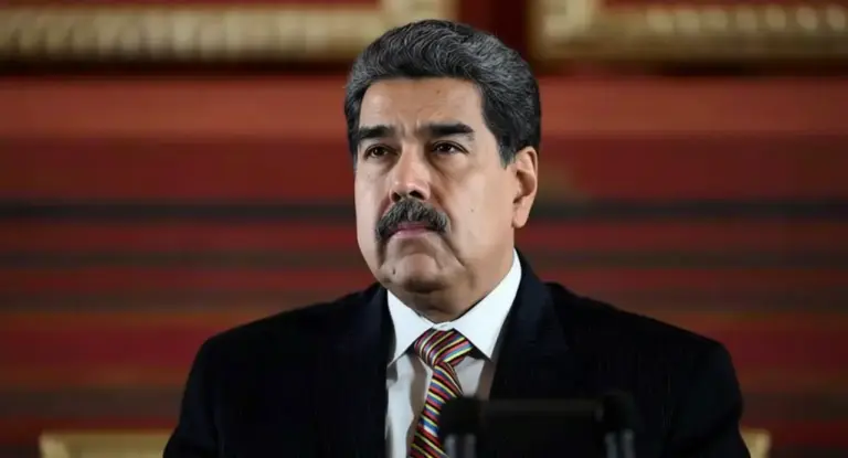 Una persona in abito formale durante una conferenza stampa o discorso ufficiale