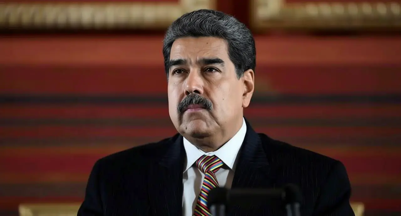 Una persona in abito formale durante una conferenza stampa o discorso ufficiale