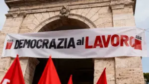 Striscione CGIL con la scritta 'Democrazia al lavoro' esposto su un edificio storico