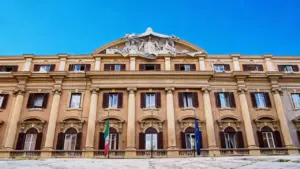 Facciata del Ministero dell'Economia e delle Finanze in Italia con bandiere italiana ed europea