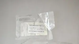 Bustina trasparente contenente una sostanza bianca in polvere, etichettata come non per consumo umano