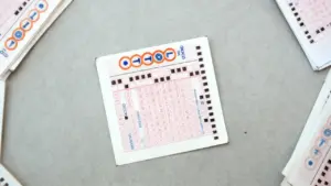 Schedina del Lotto compilata su un tavolo chiaro