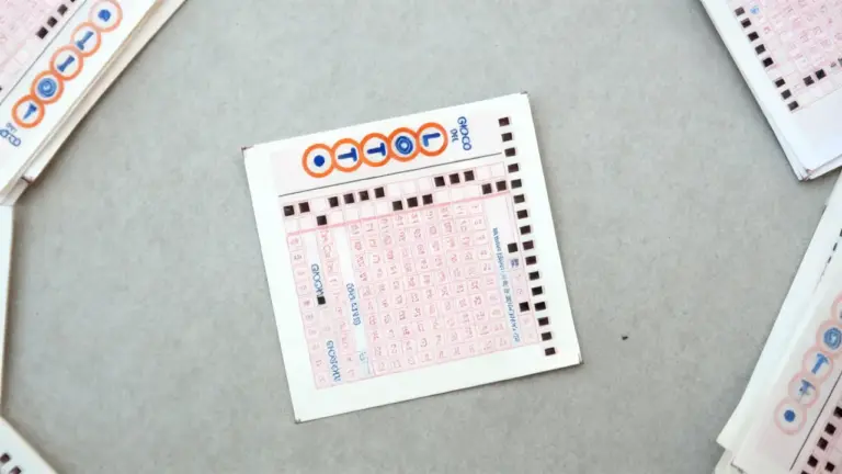 Schedina del Lotto compilata su un tavolo chiaro