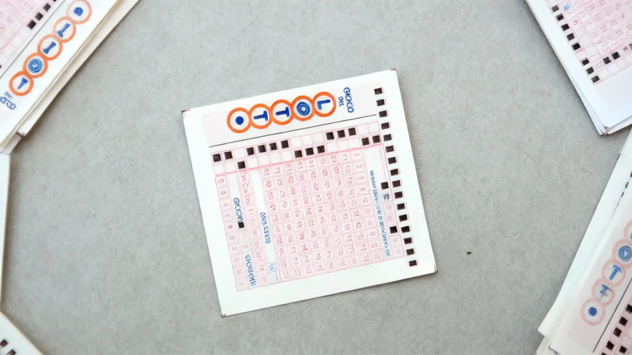 Schedina del Lotto compilata su un tavolo chiaro