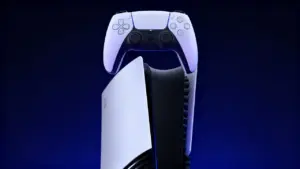 Console PlayStation 5 con controller DualSense su sfondo blu