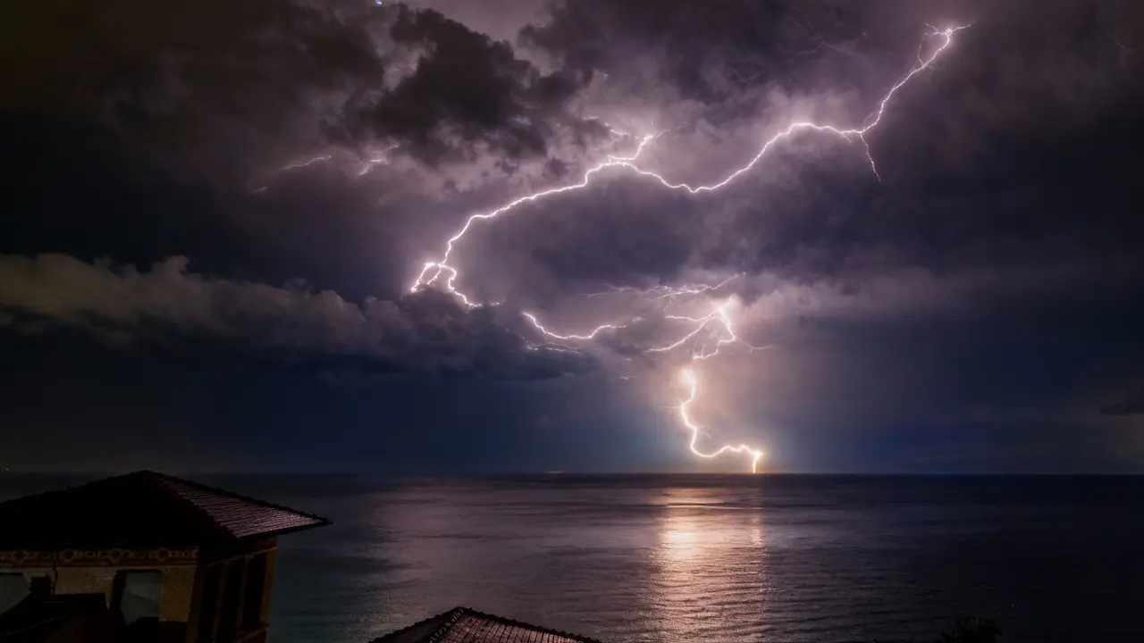 Fulmine sopra il mare durante una tempesta notturna vista dalla costa di Genova