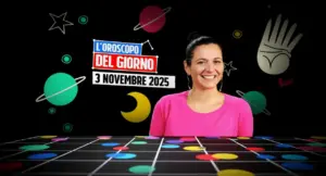 Una persona sorridente davanti a uno sfondo con simboli astrologici e pianeti colorati