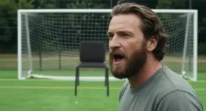 Persona su un campo da calcio con una sedia davanti alla porta