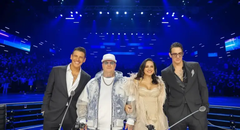 Quattro giudici sul palco di X Factor durante il terzo live show.
