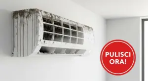 Condizionatore a parete sporco con segni di muffa su un muro interno