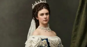Donna in abito storico con tiara e collana di perle in stile imperiale