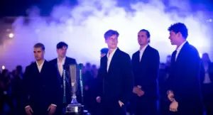 Un gruppo di uomini in abiti eleganti accanto a un trofeo durante un evento ufficiale